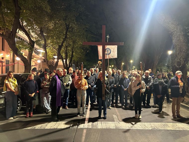 Cientos de personas recorrieron las calles de la Ciudad con el Vía Crucis. Foto: Federico Croce /MDZ