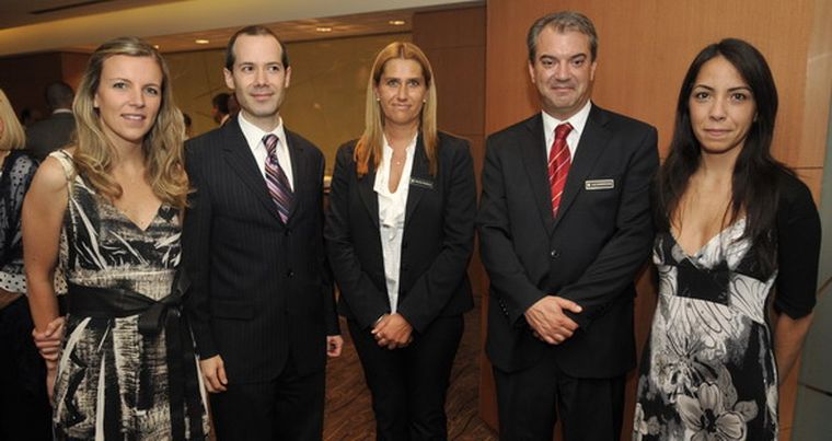 Martina Gargantini, el gerente Víctor Vázquez, Rosana Pradella, Luis Barberousse y Mariana Musri, parte del equipo del nuevo hotel. Foto: Nacho Gaffuri / MDZ
