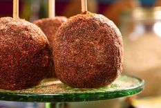 Manzanas cubiertas con chile y chamoy, un snack típico mexicano.