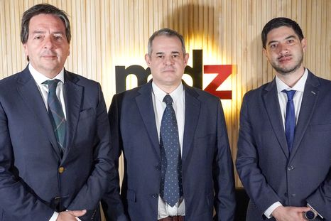 Jorge Llensa, director médico de Clínica de Cuyo, y Germán Albino y Mario Gutiérrez, integrantes del Comité de Cirugía Robótica, dialogaron con MDZ tras el inicio del Programa de Cirugía Robótica. Jorge Llensa, director médico de Clínica de Cuyo, y Germán Albino y Mario Gutiérrez, integrantes del Comité de Cirugía Robótica, dialogaron con MDZ tras el inicio del Programa de Cirugía Robótica.