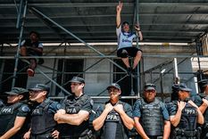 La marcha contra el DNU consiguió vencer el protocolo de Bullrich Foto: EFE