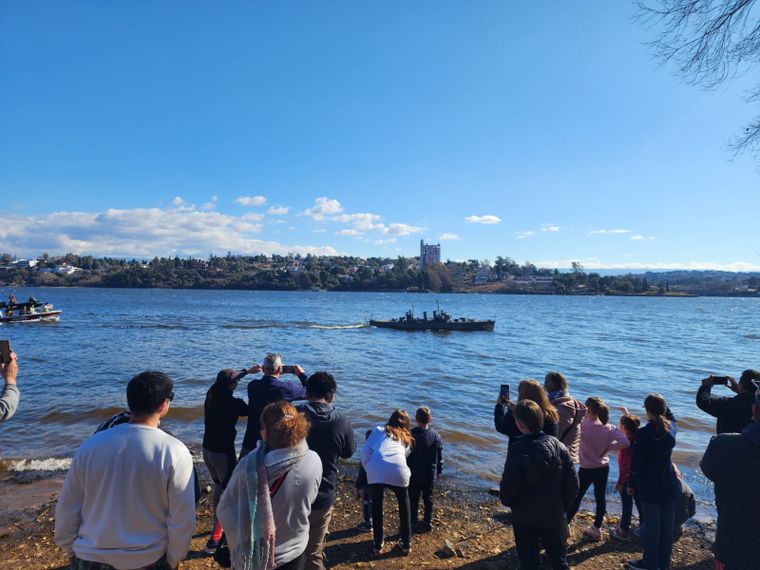 Una réplica del ARA General Belgrano surcó el San Roque en un homenaje conmovedor a los 323 héroes caídos en la Guerra de Malvinas.