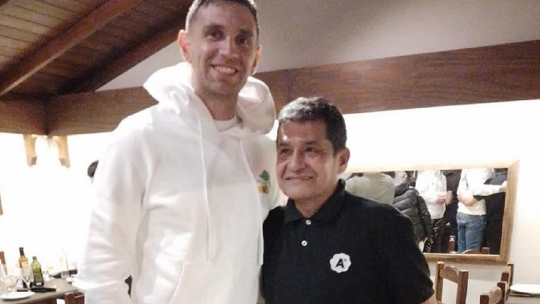 Dibu Martínez junto al mozo que lo atendió Foto: Parrilla Ayacucho