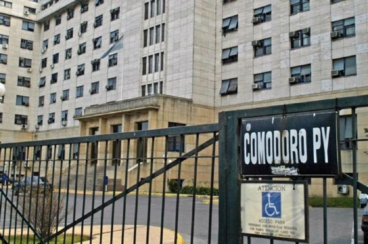 El edificio quedó desconectado por el robo de cables de fibra óptica que lo alimentaba Foto: Archivo