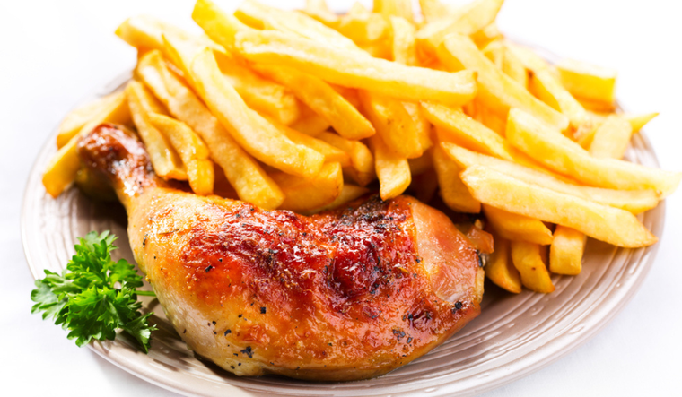 Pollo al horno y papas fritas: una combinación irresistible Foto: Shutterstock