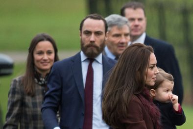 MDZol | Kate Middleton, y sus hermanos detras.
