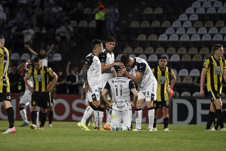 Gimnasia celebra el tanto que le da el empate sobre el final.