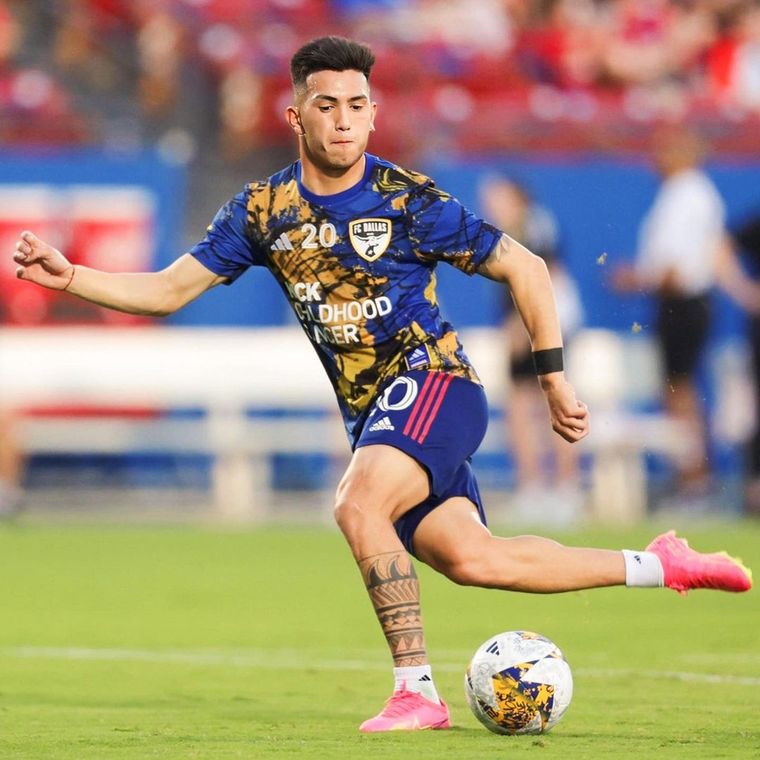 El futbolista presiona para poder jugar en el Xeneize sufrió un accidente de tránsito junto a su representante, pero afortunadamente ambos salieron ilesos. Foto: @alanvelasco__