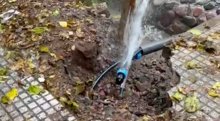 Pasé y miré: un caño de agua roto inunda una calle en Ciudad.