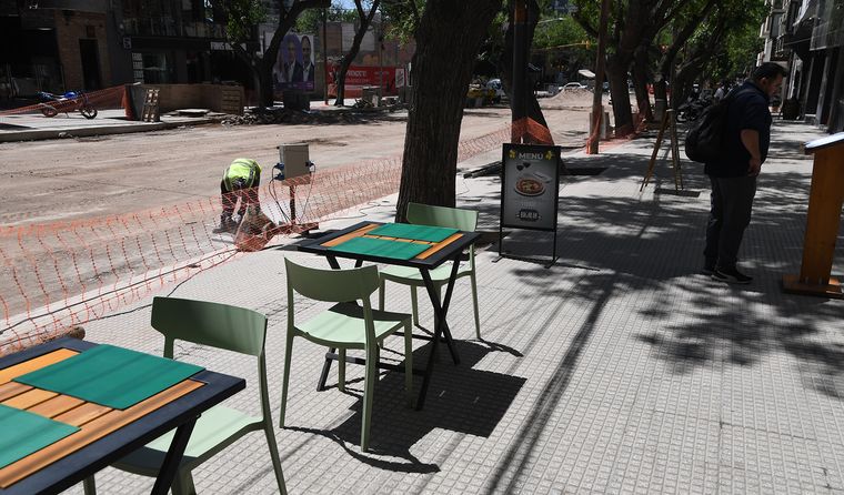 Las mesas de los locales en las veredas están vacías. Las mesas de los locales en las veredas están vacías.