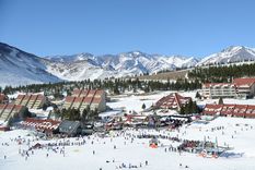La cantidad de nieve acumulada hasta el momento ha retrasado el arranque de la apertura de las pistas de esquí en Las Leñas. La cantidad de nieve acumulada hasta el momento ha retrasado el arranque de la apertura de las pistas de esquí en Las Leñas.