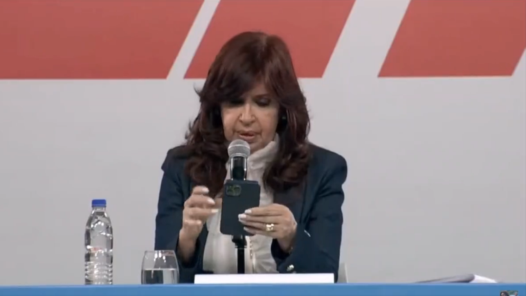 Cristina Kirchner y su iPhone 13