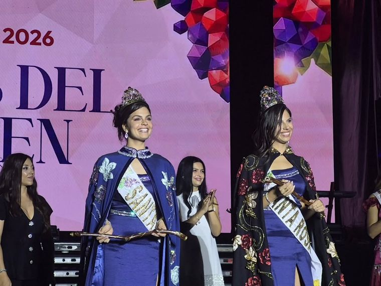 A la izquierda, Paula Belén Salomón, la nueva virreina. A la derecha, Malena Agustina Demateis, la recién coronada reina departamental de Santa Rosa.