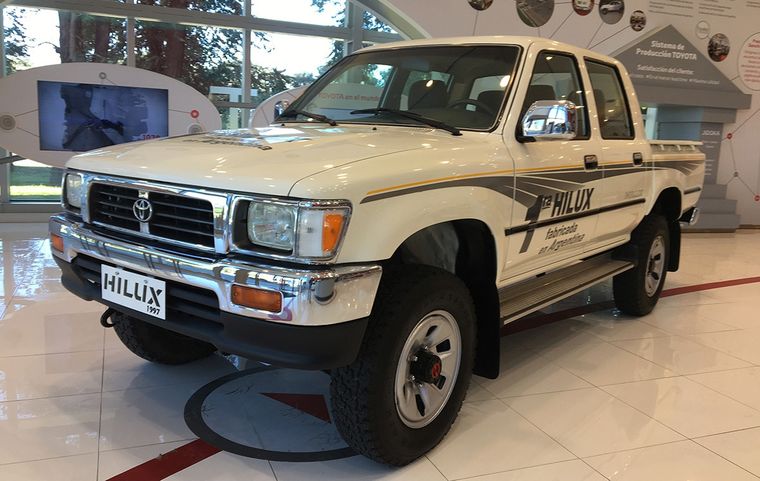 Primera Toyota Hilux fabricada en Argentina. Foto: Foto Autoblog.