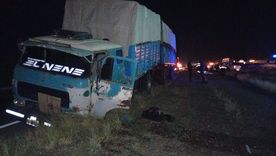 El camión quedó detenido sobre la banquina tras el impacto, con visibles daños en su parte frontal. El camión quedó detenido sobre la banquina tras el impacto, con visibles daños en su parte frontal.