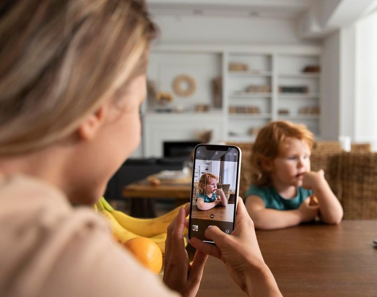 Buscan regular la difusión de contenidos que comparten los padres sobre los menores de 13 años Foto: Freepik