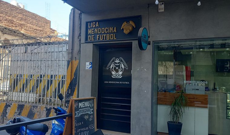 EL edificio de la Liga Mendocina de Fútbol, en Garibaldi 86. 