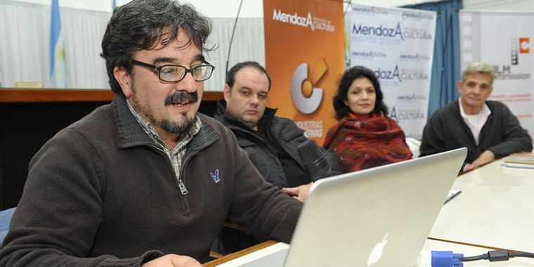 Uno de los encuentros entre cineastas y otros hacedores culturales.