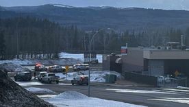 Fuerzas de seguridad y servicios médicos trabajaron durante horas en la escuela de Tumbler Ridge. Fuerzas de seguridad y servicios médicos trabajaron durante horas en la escuela de Tumbler Ridge.