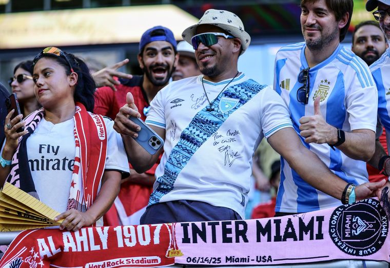 La bufanda del partido inaugural y el infaltable hincha argentino en las tribunas La bufanda del partido inaugural y el infaltable hincha argentino en las tribunas