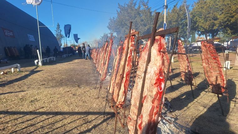 Los costillares ya empiezan a cocinarse en la previa del Almuerzo del Día de la Ganadería Los costillares ya empiezan a cocinarse en la previa del Almuerzo del Día de la Ganadería