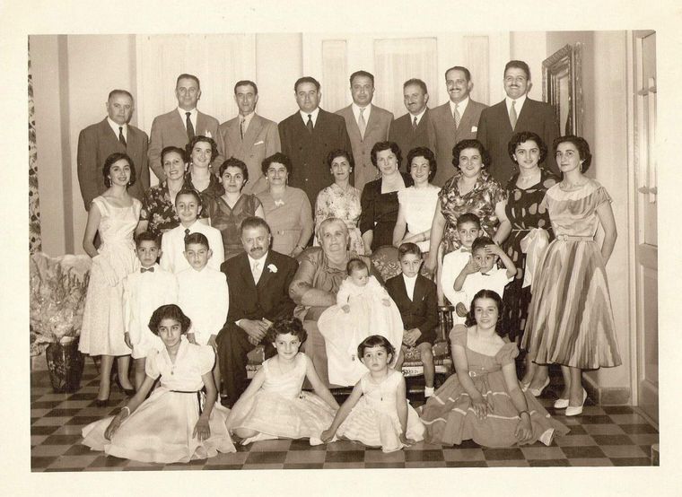 José Elías Elmelaj y Rosa Yamín junto a sus 11 hijos, sus nueras y sus yernos, y muchos de sus nietos en la casa que al día de hoy se mantiene en pie en la calle San Martín de Luján de Cuyo. José Elías Elmelaj y Rosa Yamín junto a sus 11 hijos, sus nueras y sus yernos, y muchos de sus nietos en la casa que al día de hoy se mantiene en pie en la calle San Martín de Luján de Cuyo.