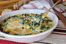 Admira la crocancia exterior y suavidad interior de este platillo delicioso. La costra que se hace del queso rallado, junto con las espinacas con salsa blanca, hacen que su sabor sea superior.