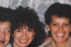 Yanette Bautista (centro) con su hermana Nydia Erika (izquierda) antes de que fuera desaparecida por el ejército en agosto de 1987.