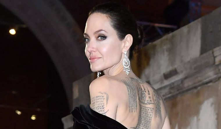 Angelina Jolie se hizo un particular y reciente tatuaje.