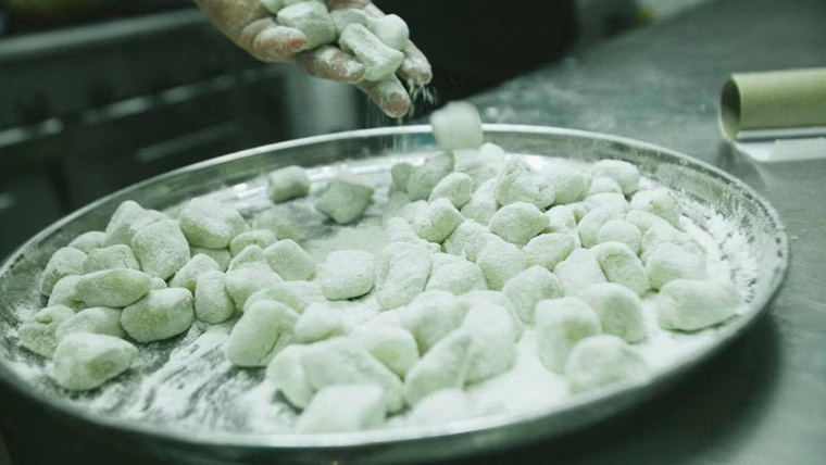 Una receta básica de ñoquis de espinacas puede enriquecerse con queso ricotta o parmesano para una textura más cremosa. Una receta básica de ñoquis de espinacas puede enriquecerse con queso ricotta o parmesano para una textura más cremosa.