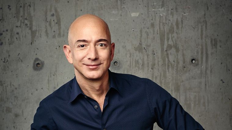 Foto: About Amazon - https://assets.aboutamazon.com/dims4/default/4375dee/2147483647/strip/true/crop/960x540+0+35/resize/1320x743!/quality/90/?url=https%3A%2F%2Famazon-blogs-brightspot.s3.amazonaws.com%2Ff4%2F54%2Fefeaa00549ec9561e701cd0195c5%2Fjeffbezosportrait.JPG