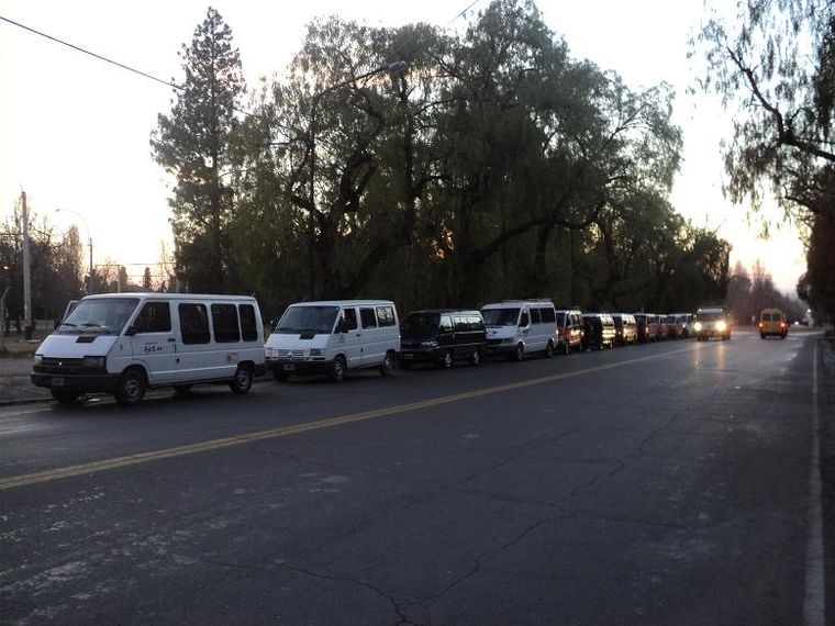 La fila de combis, cual postal del clientelismo político Foto: MDZ