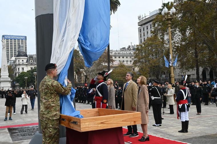 Jorge Macri encabezó el izamiento de la bandera en Plaza de Mayo