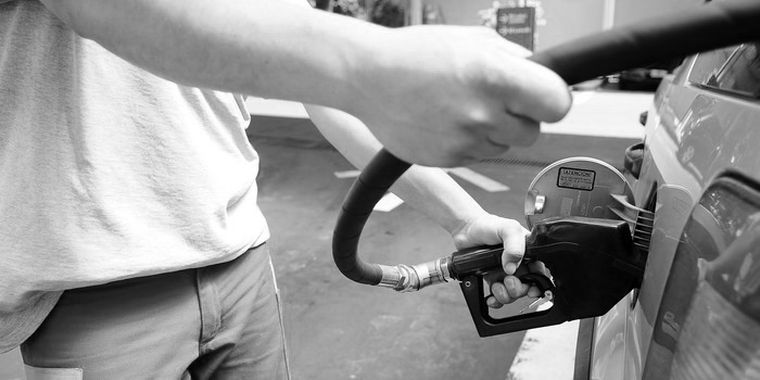 Con los últimos aumentos que desde el Gobierno se han autorizado, en Mendoza el precio de la súper, dependiendo de la marca, va de $4,83 a $5,40 por litro, la premium va de $6,05 a $6,55