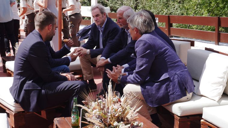 La celebración se realizó en el primer piso del hotel: los discursos transcurrieron en el salón y el ágape en la terraza. La celebración se realizó en el primer piso del hotel: los discursos transcurrieron en el salón y el ágape en la terraza.