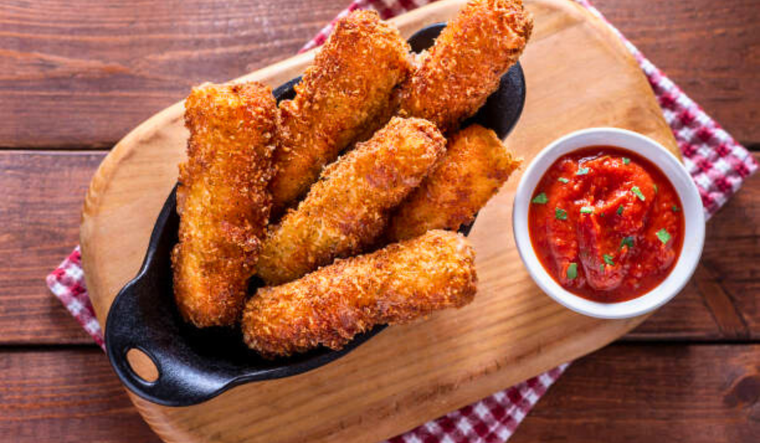 Delicia frita: palitos de mozzarella con salsa marinara Foto: Shutterstock
