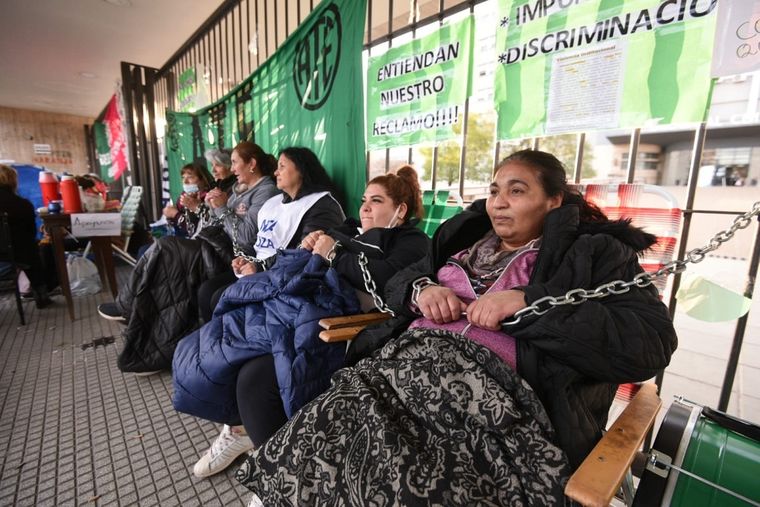 El grupo de trabajadoras se encadenó en la puerta del Hospital Central Foto: Maximiliano Ríos/MDZ
