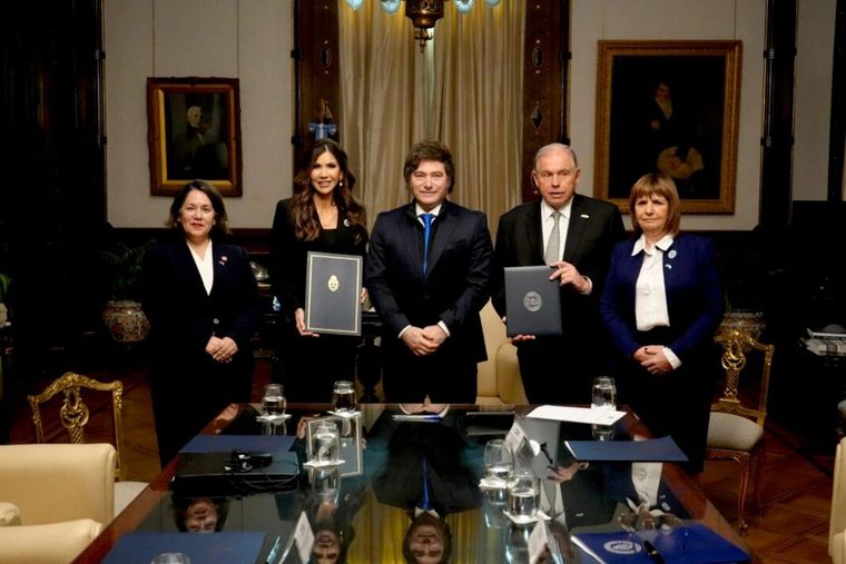Los gobiernos de la Argentina y Estados Unidos desmintieron que se haya suspendido el acuerdo para que los argentinos viajen sin visa.