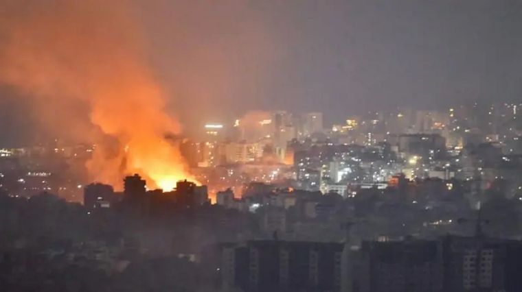 Las llamas y el humo se elevan en un área atacada por un ataque aéreo israelí en los suburbios del sur de Beirut, el 6 de octubre de 2024. Foto: Getty Images