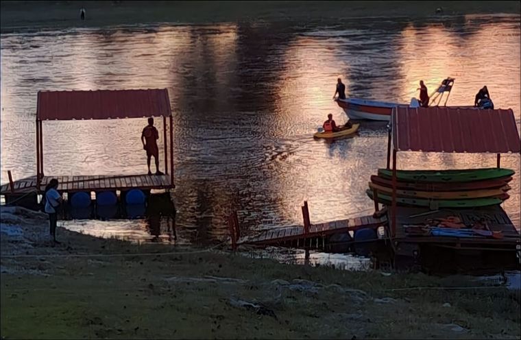 Buscan intensamente a un hombre que fue visto por testigos arrojándose al río en la desembocadura del lago San Roque cuando llegaba la creciente Foto: Carlos Paz Vivo
