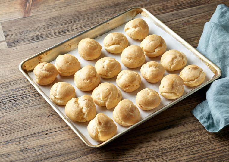 En esta receta de profiteroles usaremos uno los toppings más comunes que es el baño de chocolate caliente, que contrasta con la crema pastelera fría. En esta receta de profiteroles usaremos uno los toppings más comunes que es el baño de chocolate caliente, que contrasta con la crema pastelera fría.