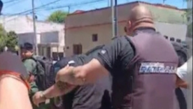 Tras dar positivo en el test, el chofer fue agredido por los padres y debió retirarse escoltado por la Policía.