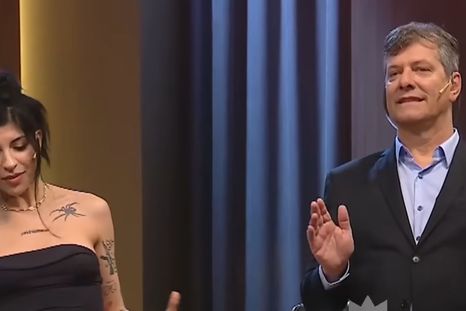 Mario Pergolini le pidió a Cazzu que le enseñe cómo se hace un perreo. Mario Pergolini le pidió a Cazzu que le enseñe cómo se hace un perreo.