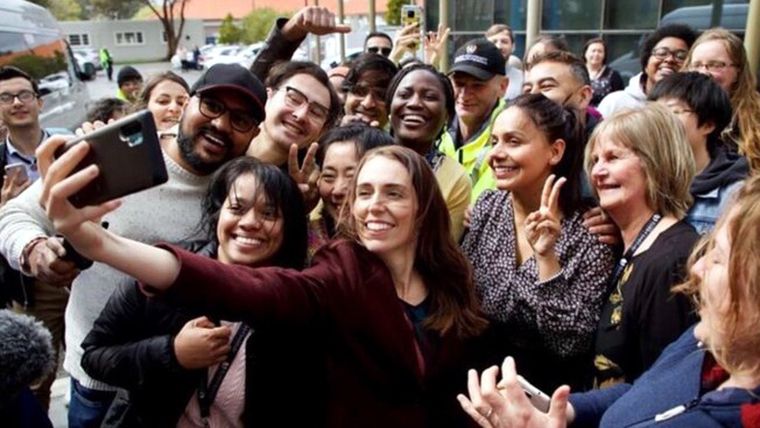Jacinda Ardern, primera ministra de Nueva Zelanda, con su gente.