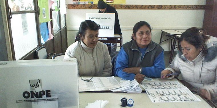 La escuela Sarmiento es el lugar de votación de la comunidad peruana.