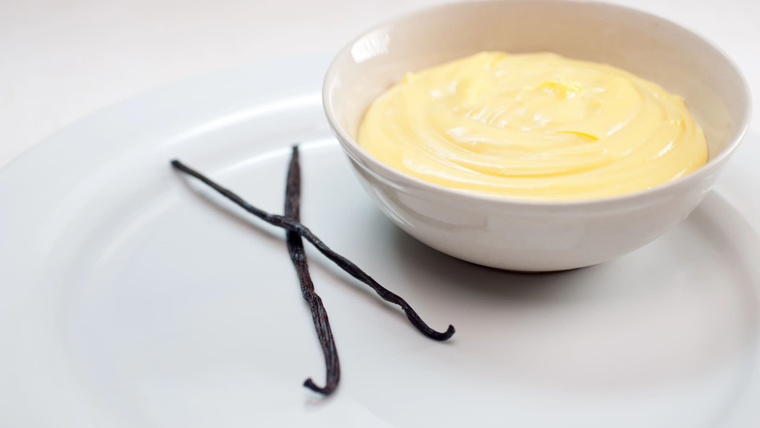 En Argentina, muchos usan la receta de crema inglesa como salsa para acompañar budines, pan dulce o frutas frescas. En Argentina, muchos usan la receta de crema inglesa como salsa para acompañar budines, pan dulce o frutas frescas.