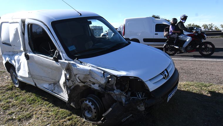 La camioneta que sufrió la explosión de una cubierta. La camioneta que sufrió la explosión de una cubierta.