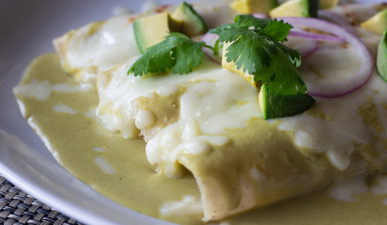 Originalmente, la receta fue creada en un restaurante de Ciudad de México en la década de 1950, buscando una versión más suave y cremosa de las enchiladas tradicionales.