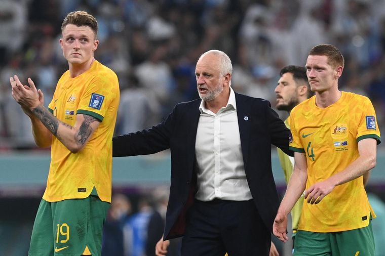 Graham Arnold saludo a sus jugadores. Foto: EFE