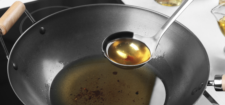 Aprende a limpiar y filtrar tu aceite con maicena Foto: Shutterstock